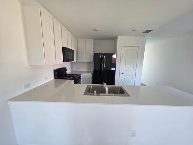 Foto del edificio - Charming New Build with Modern Layout – 3 ...