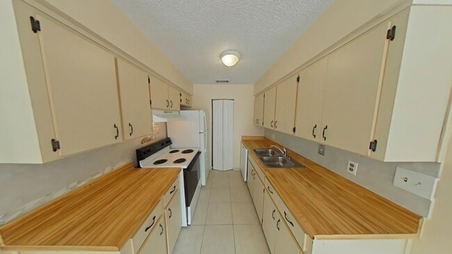 Building Photo - Lovely 2 Bed One Bath Duplex