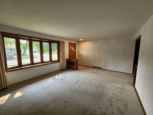 Foto del edificio - Hard to Find 3 Bedroom Ranch