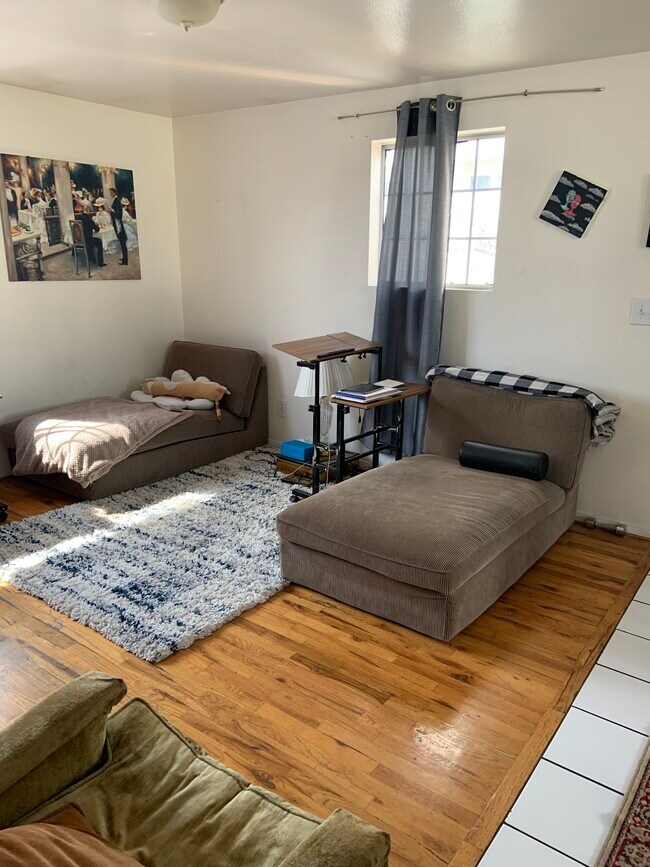livingroom - 5025 Klump Ave