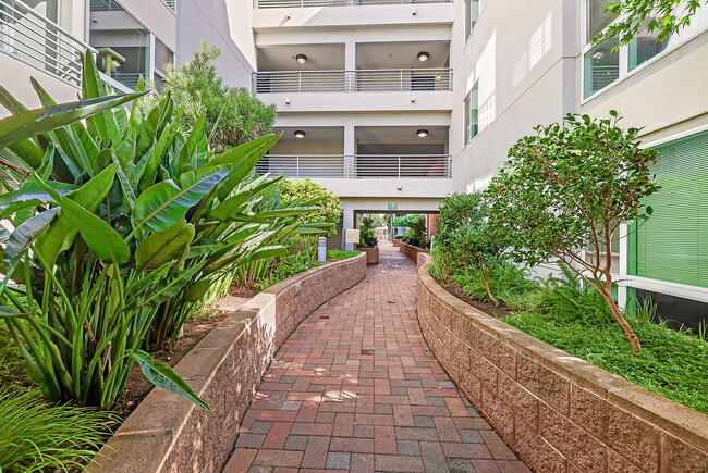 Building Photo - Avenue 64