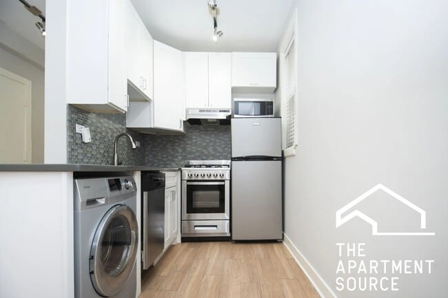 Building Photo - 511 W Belmont Ave