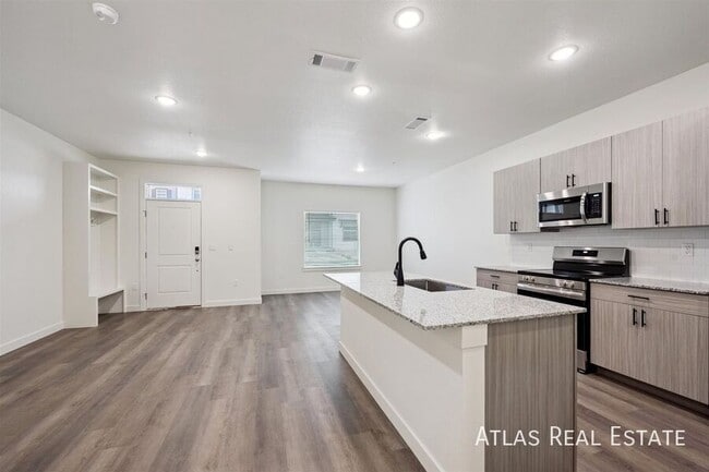 Building Photo - 621 Leland Aly