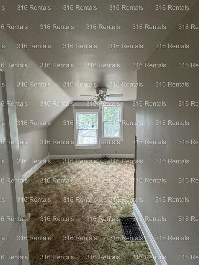 Foto del edificio - $1200 - 4 bed 2 bath - Single Family Home