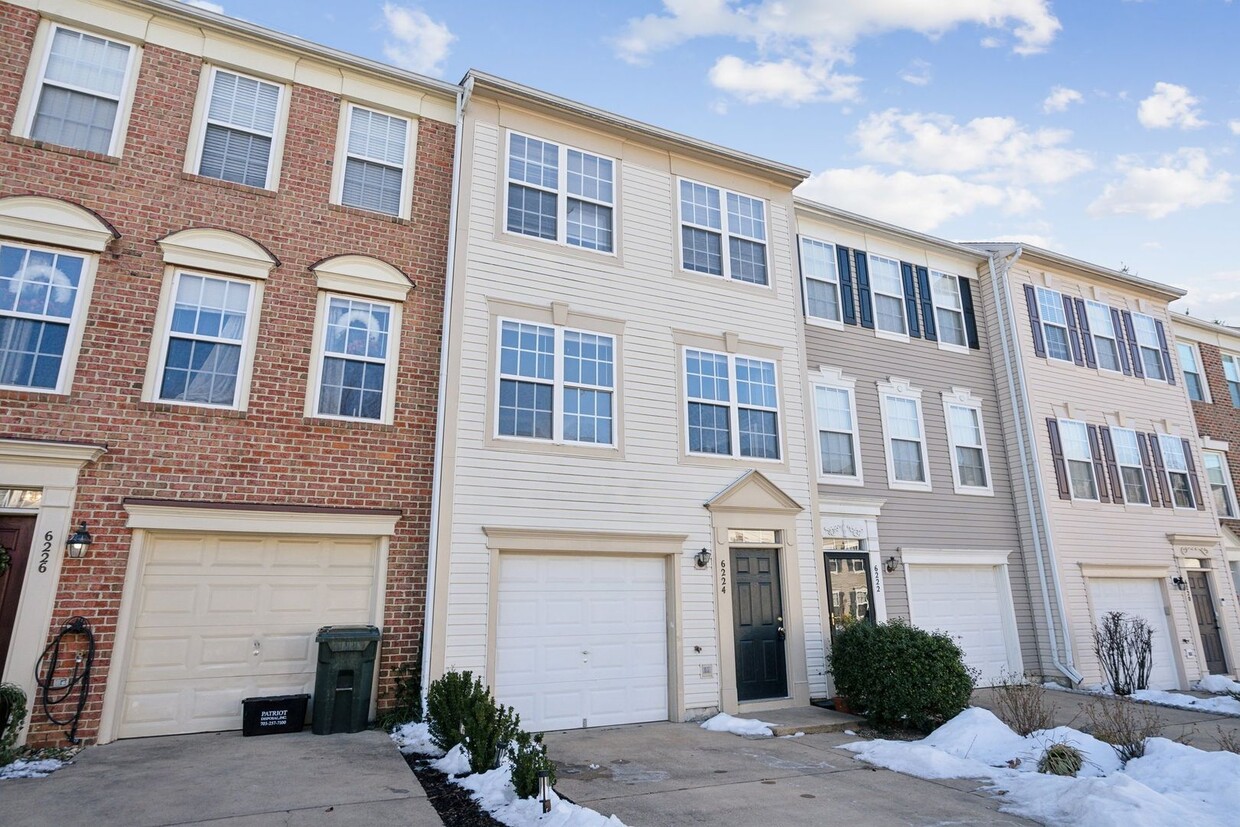 Primary Photo - Stunning 3 bed 2 bath townhome in Kingstowne!