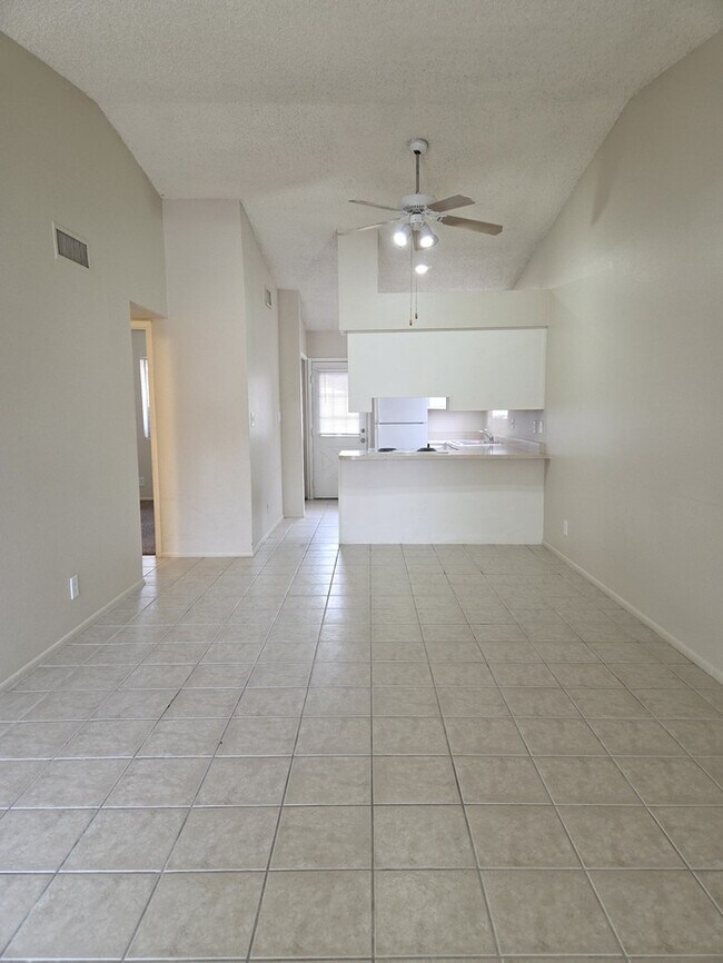 Foto del edificio - 2 bedroom 1 bath with covered parking