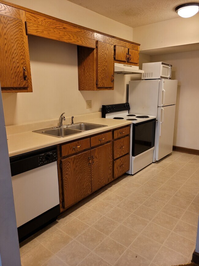 Kitchen - 51 Greenleaf Ct