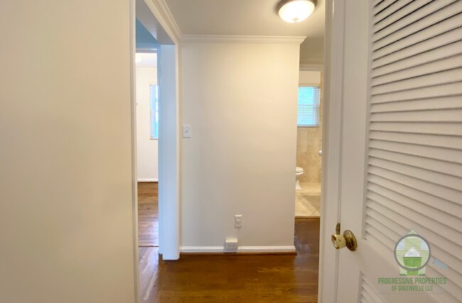 Foto del edificio - 100 Lewis Dr