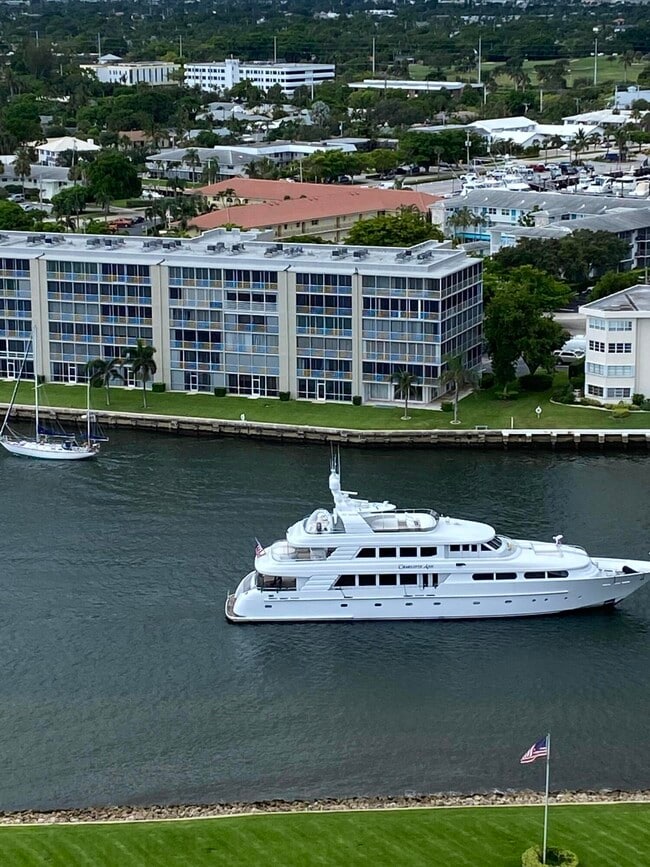 Foto del edificio - 108 Lakeshore Dr