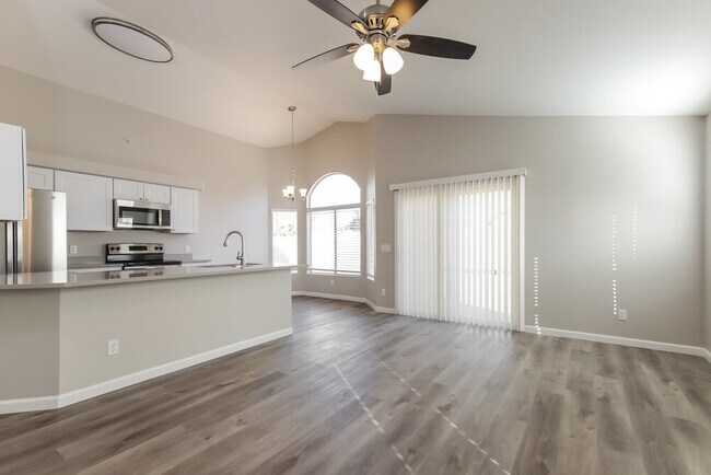 Foto del edificio - 8338 W Bluefield Ave
