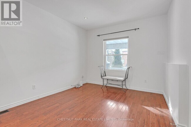 Photo du bâtiment - 1383 Lansdowne Ave