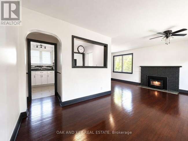 Building Photo - 307 Springbank Ave N