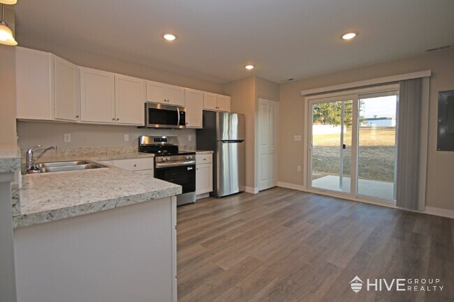 Foto del edificio - Bee the First to Live in This Newly Built End Unit!