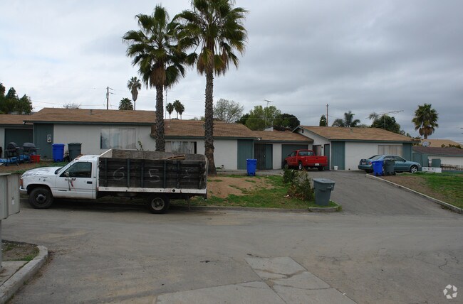 Building Photo - 321-327 Del Rio Way