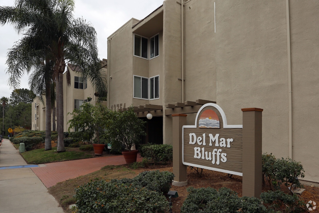 Del Mar Bluffs Apartments in Del Mar, CA