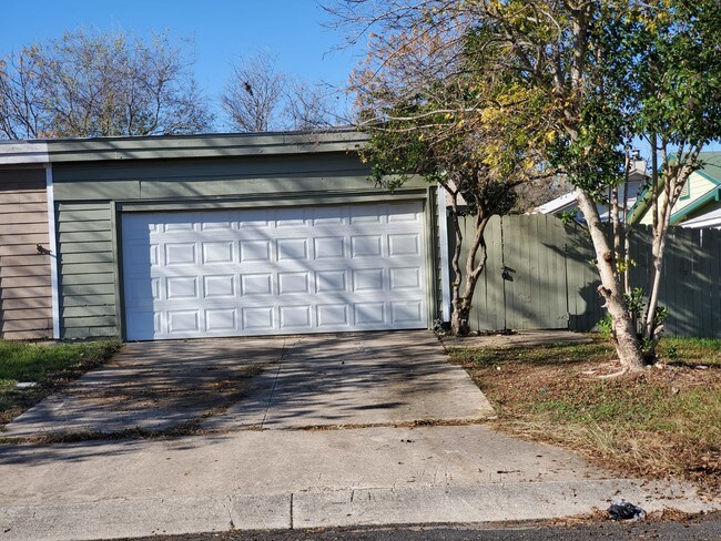 Foto del edificio - 7906 Falcon Ridge Dr