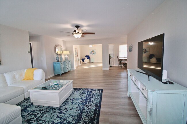 Foto del edificio - Spacious 3BR Home with Garage, Fenced Yard & Covered Patio in Seminole