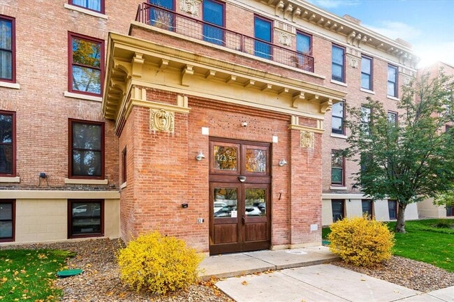 Building Photo - 723 5th Ave E