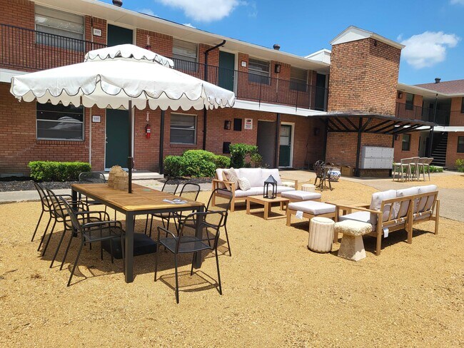 Patio - Nuvo Luna