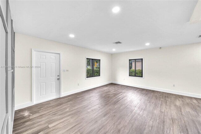 Foto del edificio - 915 NW 121st St