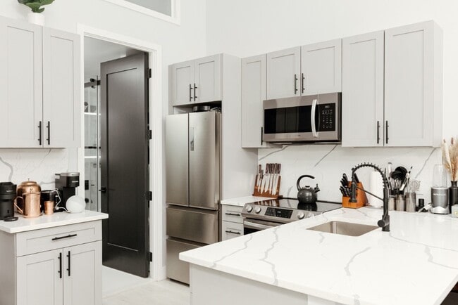 Building Photo - Large 1 bedroom with additional sleep loft