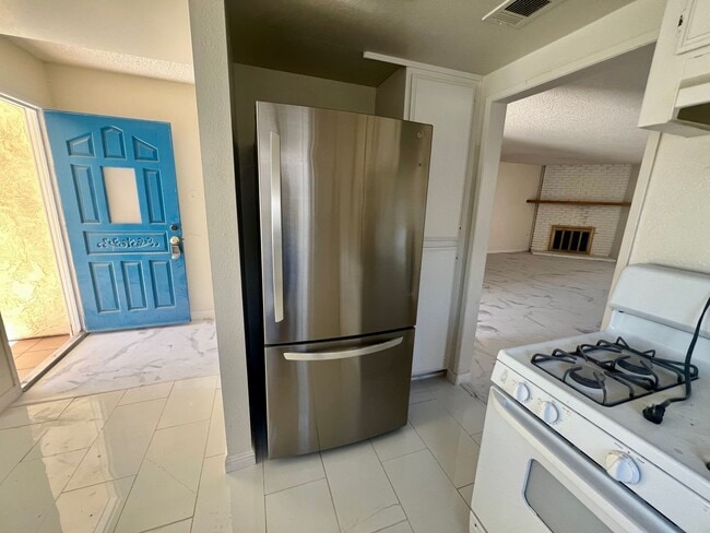 Building Photo - Charming 3-Bedroom in Spring Valley Lake