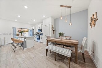 Building Photo - 818 SE 17th St