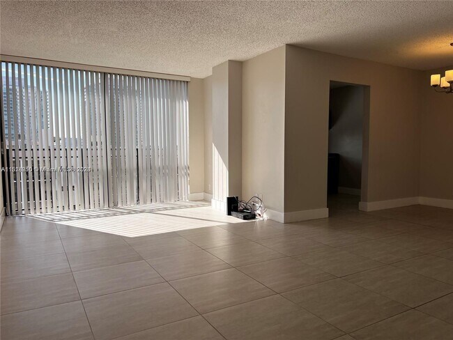 Foto del edificio - 17021 N Bay Rd