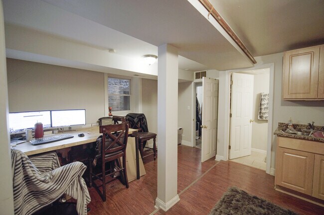 Foto del edificio - 1077 N Paulina St