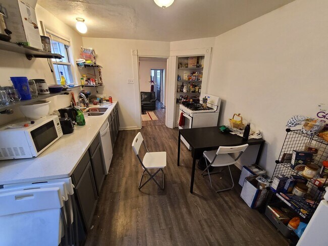 Foto del edificio - 4 bedroom South Oakland House!