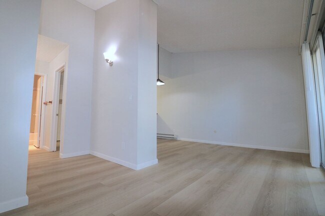 Building Photo - 3rd floor studio in Mission Valley! Beautiful vinyl flooring throughout/ 1 Prkg Space/ Mission Va...