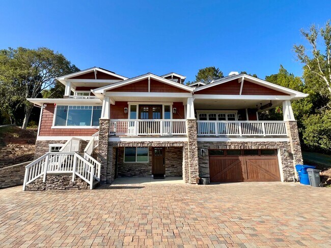 Foto del edificio - Spectacular views, gracious living areas, superb entertaining space....5 minutes to downtown, 2 m...