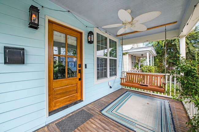 Building Photo - 10 Riker St