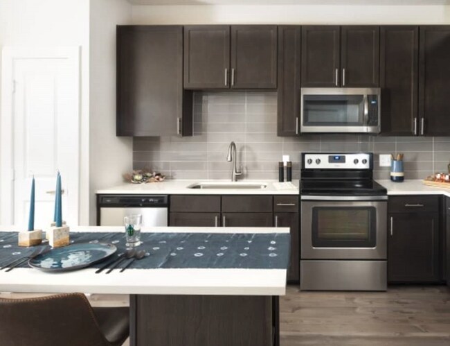 Building Photo - 330 Las Colinas