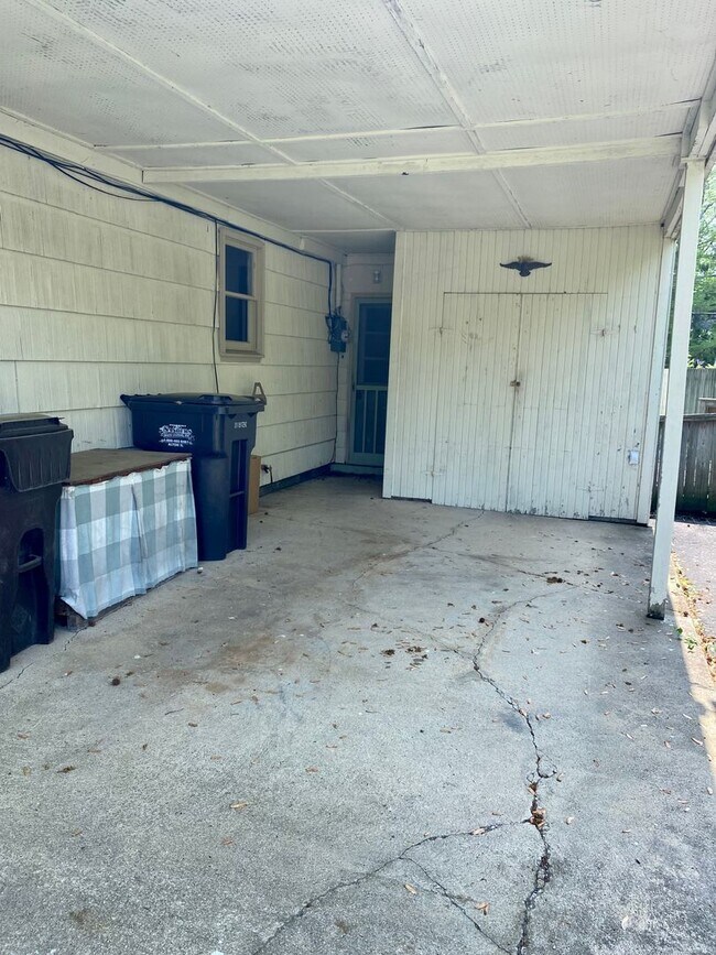 Building Photo - Three Bedroom in Godfrey