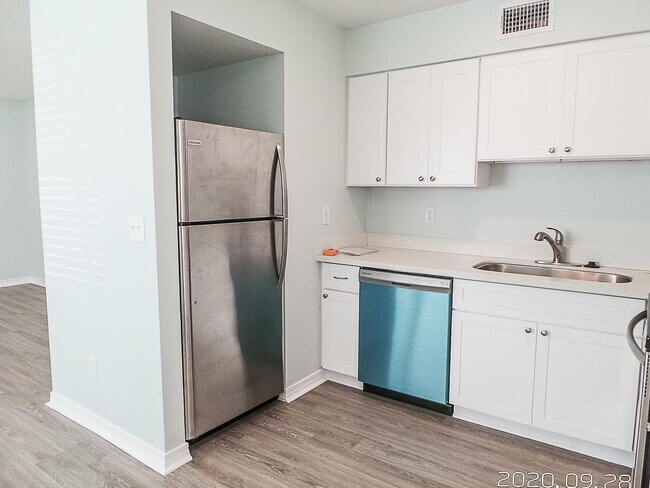 Building Photo - 723 S Berthe Ave