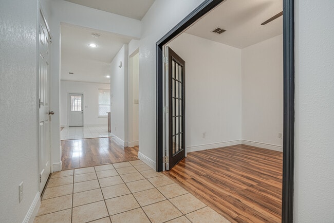 Foto del edificio - 11905 Fieldcrest Run