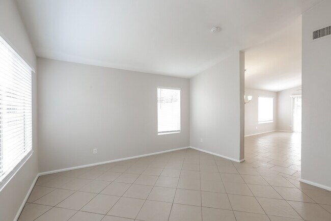 Foto del edificio - 5033 E Covina St