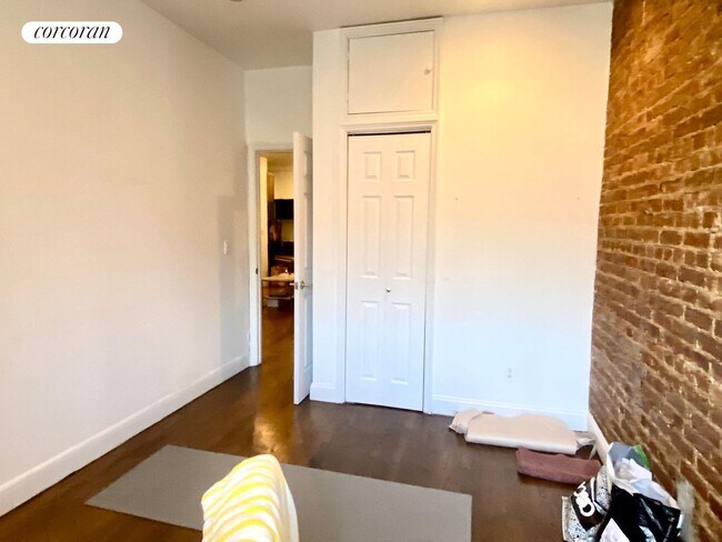 Foto del edificio - 235 E 4th St