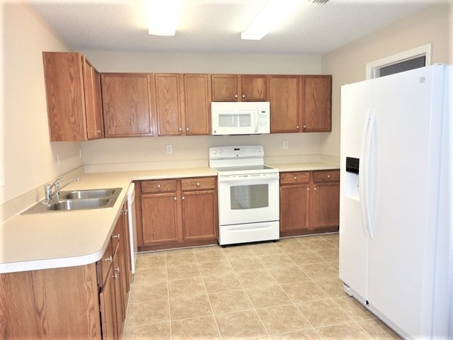 Foto del edificio - 2050 Harcourt Pl