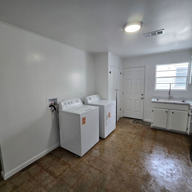 Foto del edificio - 2/1 Duplex Centrally located and BRAND NEW REMODEL