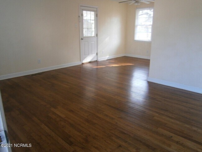 Building Photo - 528 Henderson Dr
