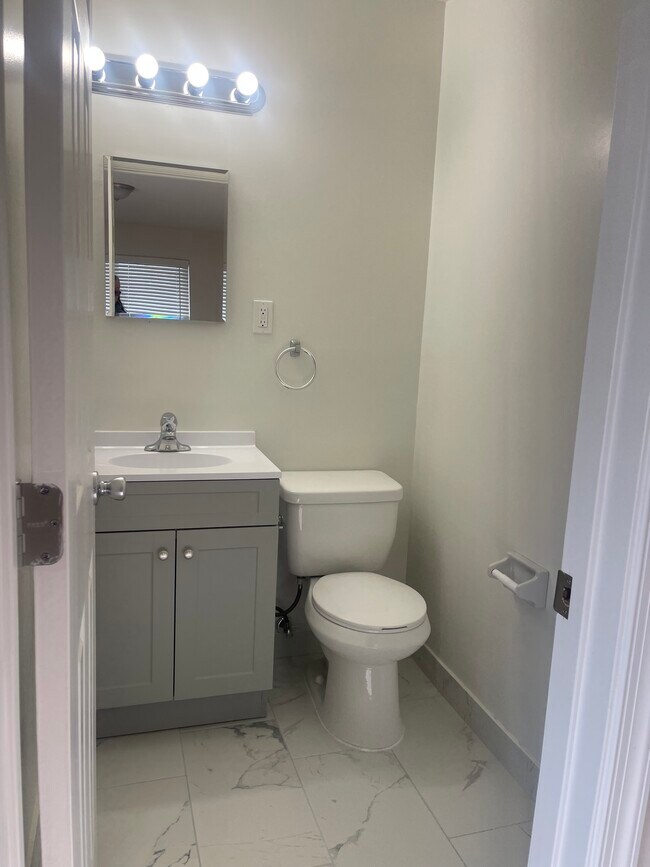 Medio baño - Skyview Apartments