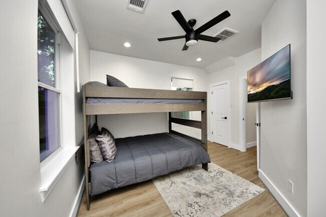 Building Photo - 2007 Briley St