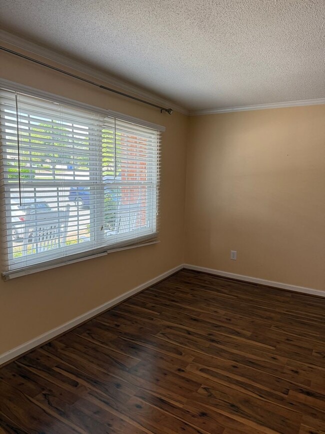 Building Photo - Adorable 2 Bedroom Townhome with Pool Access!