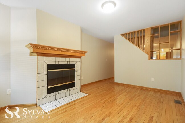 Foto del edificio - Charming 4BR 2.5BA brick townhome