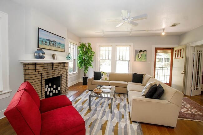 Foto del edificio - Best located house in West Campus, 6 large bedrooms open floorplan.