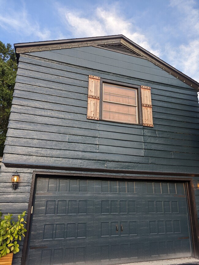 Private Apt Above Detached Garage - 319 N Jefferson Ave