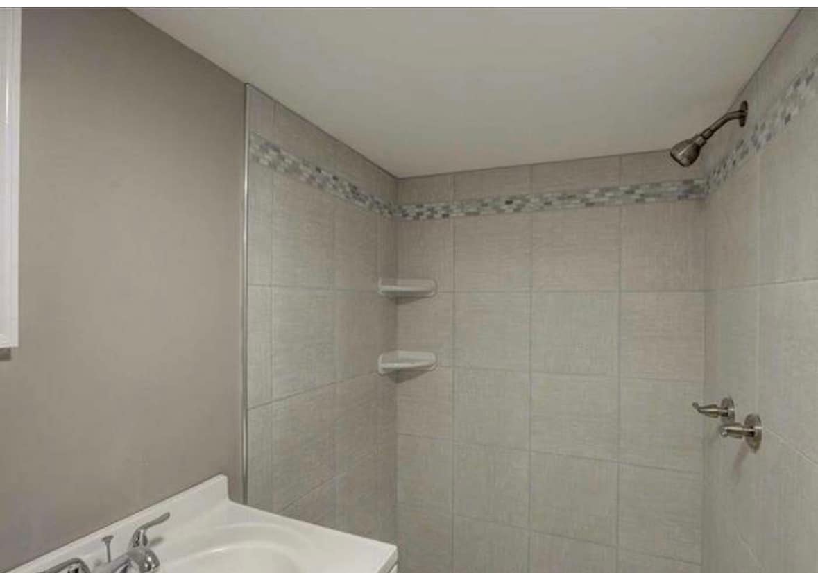 bathroom - 205 Arundel Rd W