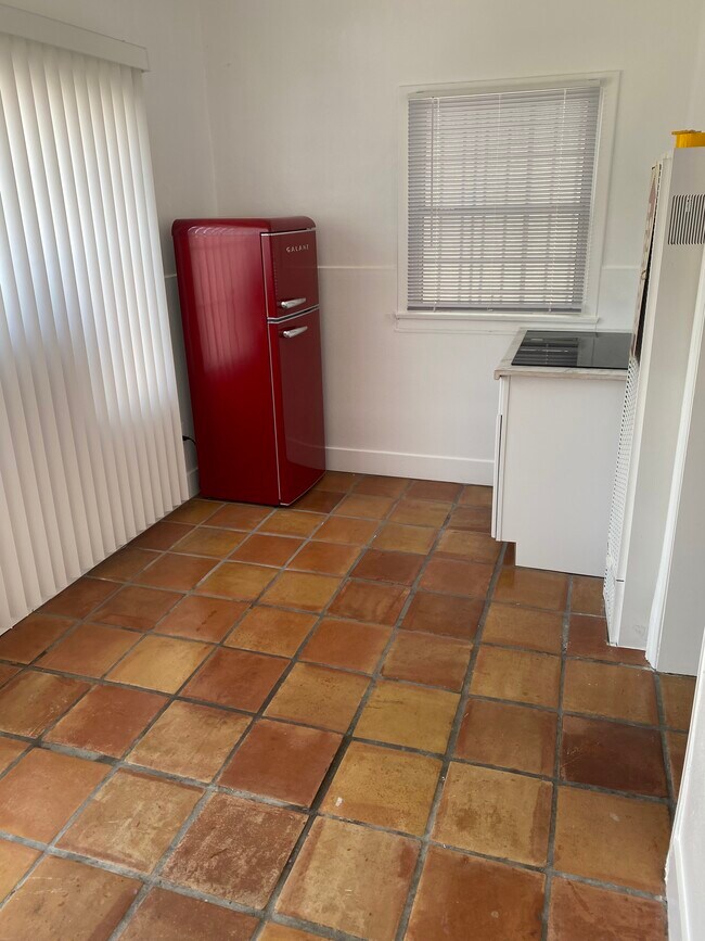 Foto del edificio - 3046 E 7th St